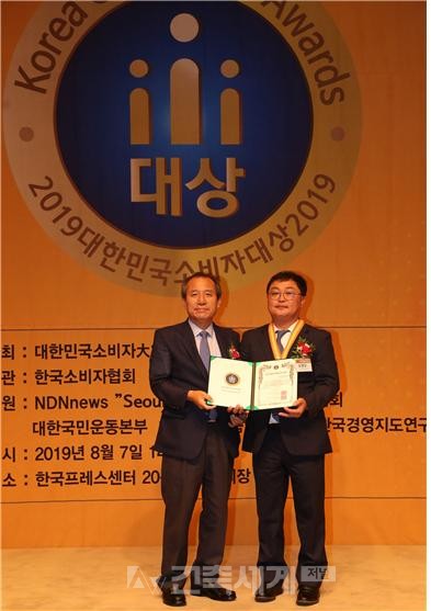 오영오 LH 미래혁신실장(오른쪽)과 김종운 주한대사문화친선협회 회장(왼쪽)이 기념사진을 촬영하고 있다.