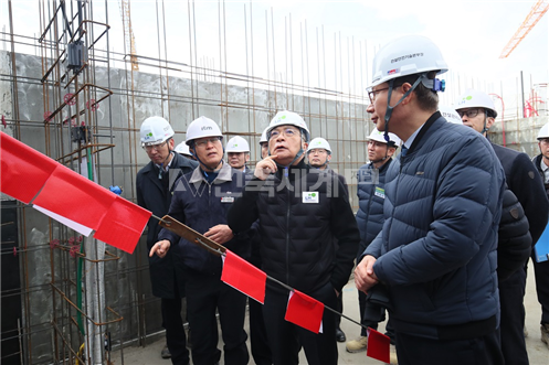 - 이한준 LH사장이 지난 19일, 화성향남2 A22BL 아파트 건설현장을 방문해 건설혁신 이행현황을 점검하고 있다.